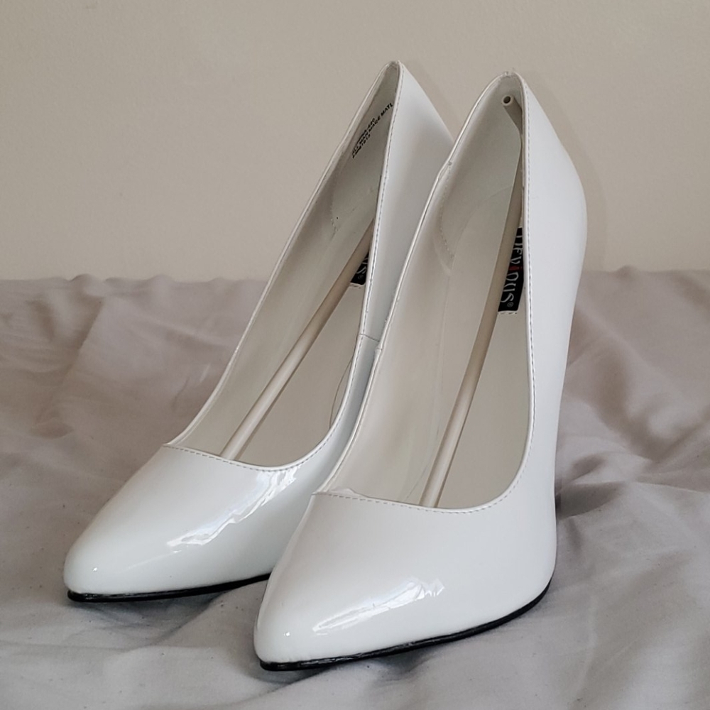 DEVIOUS DOMINA-420 White Pat Classic Pumps